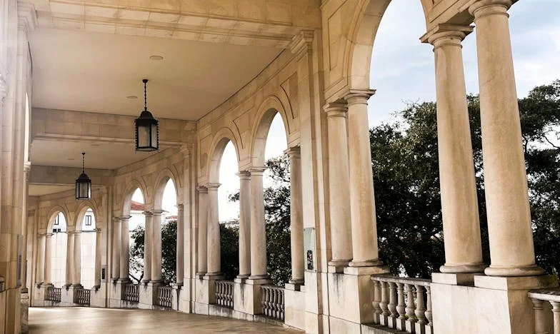 Derrière le sourire : Mon combat pour l’authenticité dans un monde d’apparences