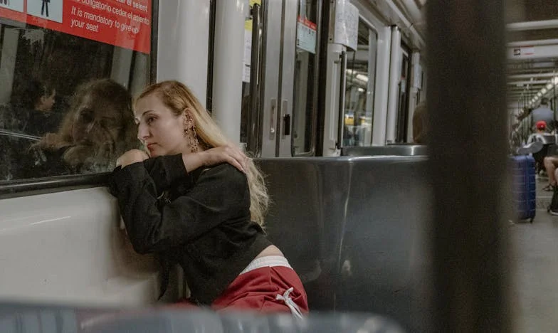 Entre Deux Feux : Quand l’Amour et la Famille S’entrechoquent