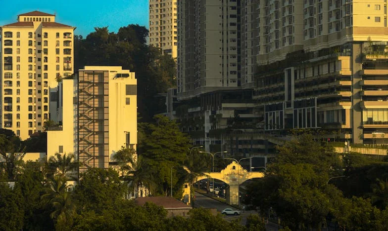 Entre Deux Foyers : Le Poids de Mon Départ