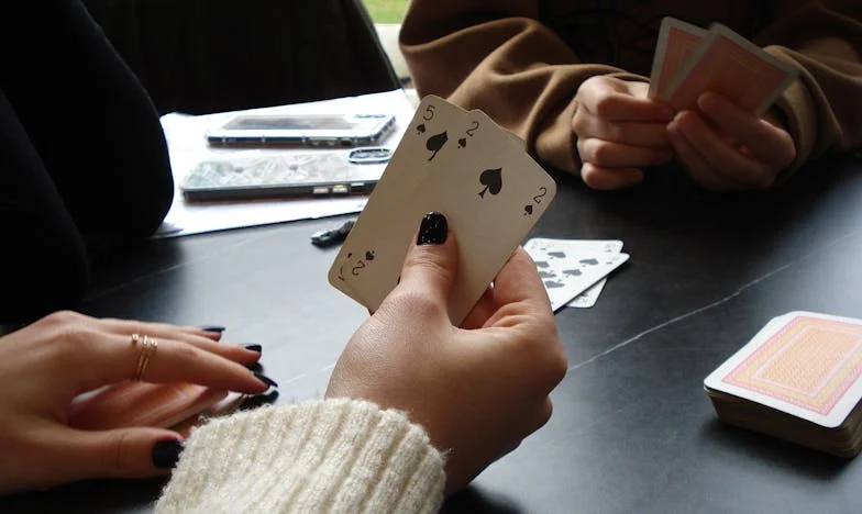 « Il faut qu’on vive séparément un moment », dit-il : Chronique d’un amour fissuré à Paris