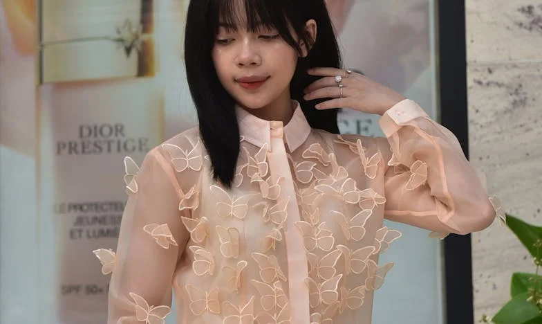 Ma fille n’aime qu’un seul enfant : le drame silencieux d’une grand-mère