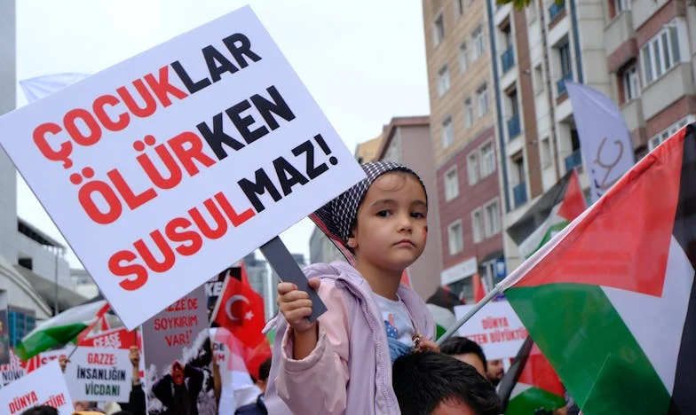 Mon mari a voyagé en première classe avec sa mère, nous laissant derrière – Histoire d'une famille française à l'épreuve du vol et de la vie