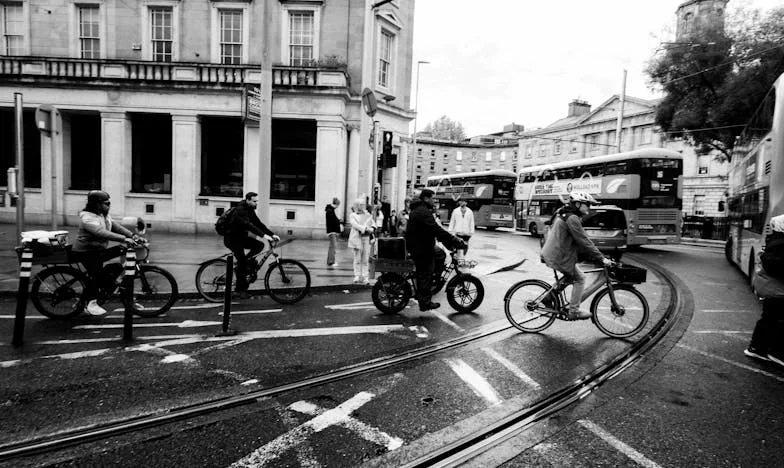 Quand l’amour défie les années : La décision de mon fils qui a brisé notre famille