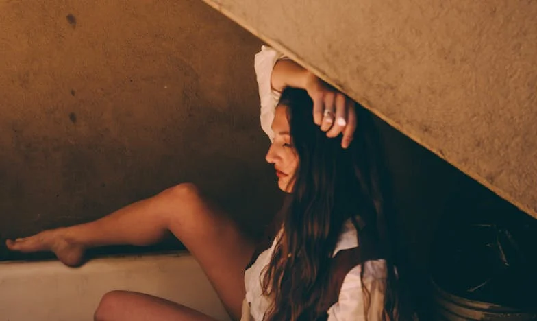 « Camille, tu as accouché ? Montre-nous le bébé ! » – Chronique d’un huis clos dans un immeuble français