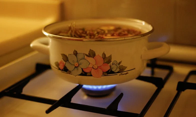 Entre deux feux : Quand ma belle-mère m’a accusée devant toute la famille