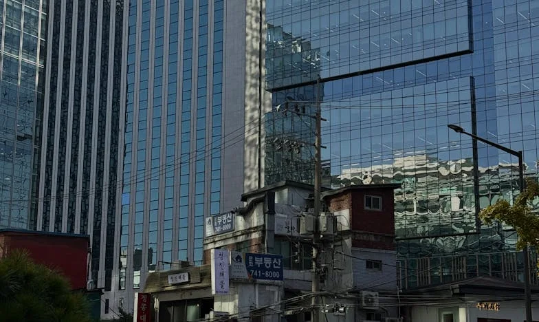 Entre Deux Maisons : Le Dilemme d’un Été chez Mamie