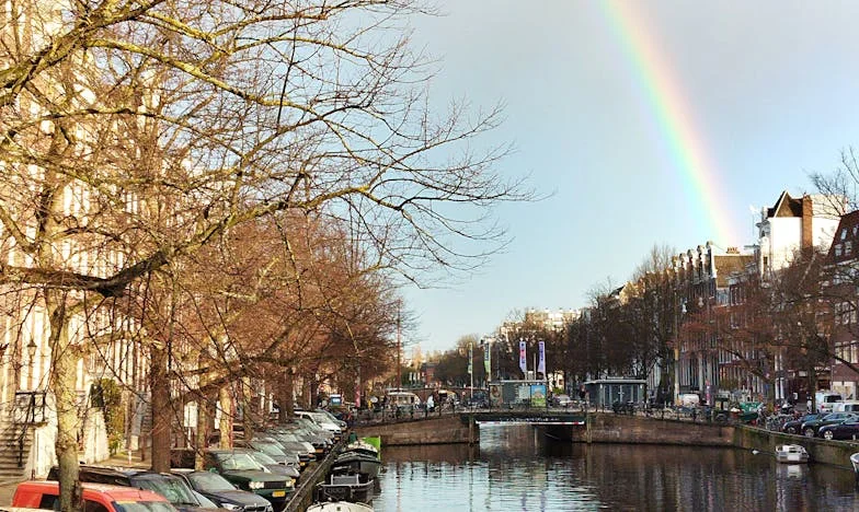 Je n'ai pas été invitée au mariage de mon fils, mais j'ai dû leur ouvrir ma porte : Le double visage de ma famille