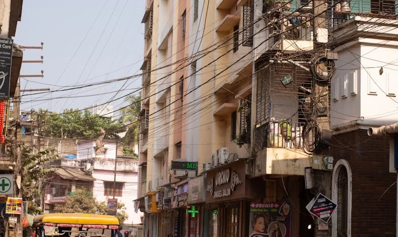 Maman, qui n’a jamais été la mienne : Secrets de la maison de la rue des Érables