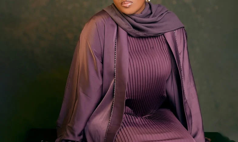 Ne te précipite pas, Émilie : La fuite d'une fiancée face à la famille tyrannique de son futur mari