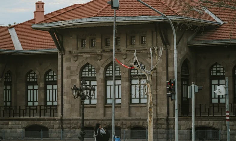 « Partageons l’addition, s’il te plaît » — Chronique d’un rendez-vous moderne et de ses drapeaux rouges