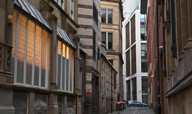 Quand la maison n'est plus un foyer : trahison familiale et le difficile chemin du pardon