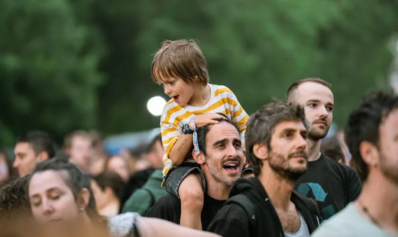 Tempête à la Crèche : Le Secret de Maîtresse Camille
