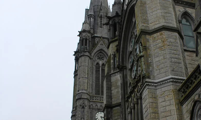 Vacances envolées : chronique d’un rêve brisé par la famille et la dette