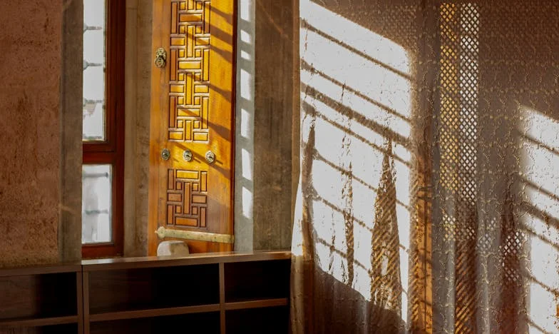 La femme sur le trottoir mouillé : une confrontation inattendue avec le passé