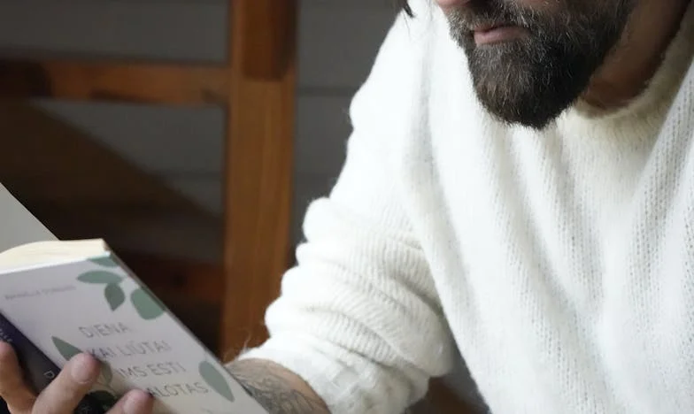 Quand la nouvelle de la noce de mon fils m’est parvenue par la voisine : Histoire d’Anne et du silence dans la famille