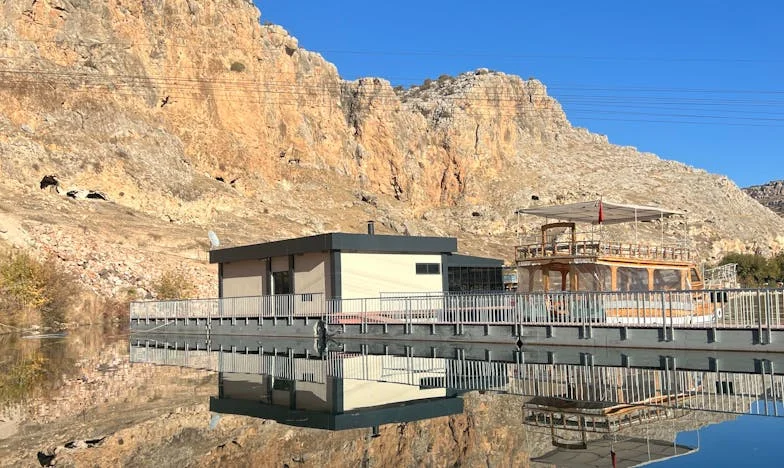 Quand les portes s’ouvrent : Retour au village et affrontement familial