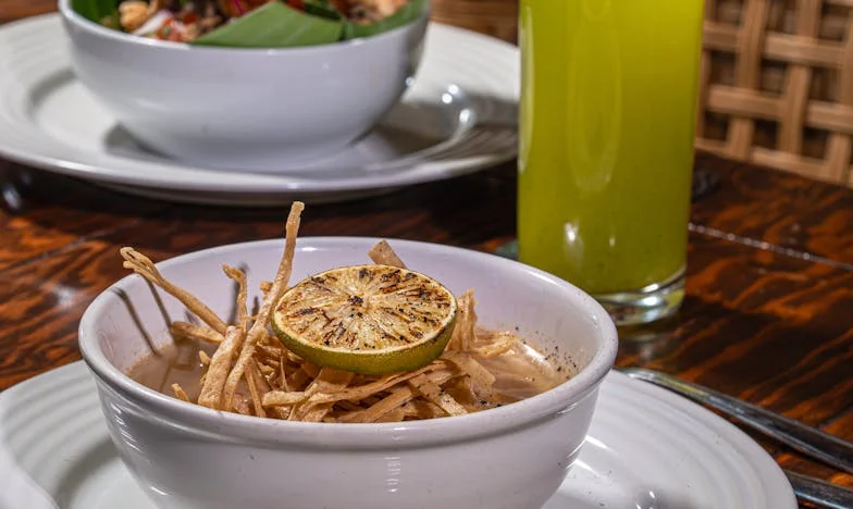 Quand mon mari a tout donné à sa mère : tempête dans une cuisine française