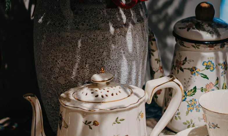 Quand trop de rêves tiennent dans un seul studio : l’histoire d’un mariage étouffé par le passé