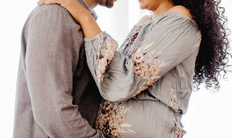 Derrière les sourires : Le parcours d’Anna entre mensonges et vérités