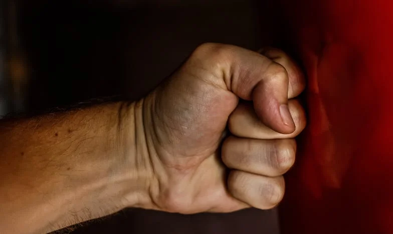 Entre Deux Foyers : Comment J'ai Survécu à la Tempête Familiale