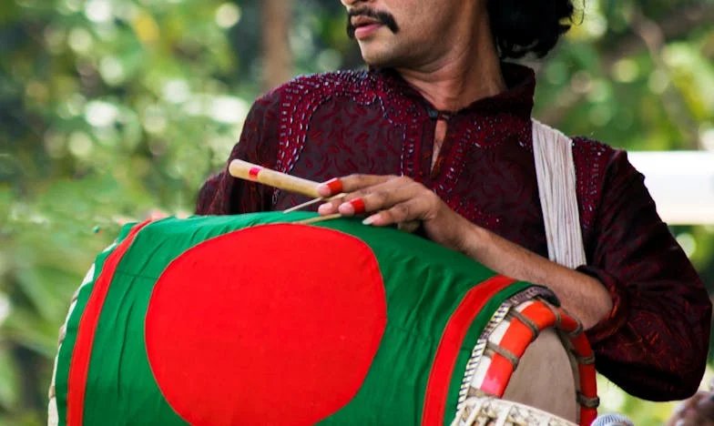 Quand Maman Sonne à l’Aube – Histoire d’un Amour Sous Surveillance