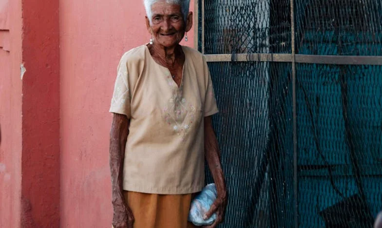Quand mon fils m’a demandé de l’aide : le choix impossible d’une mère française à la retraite
