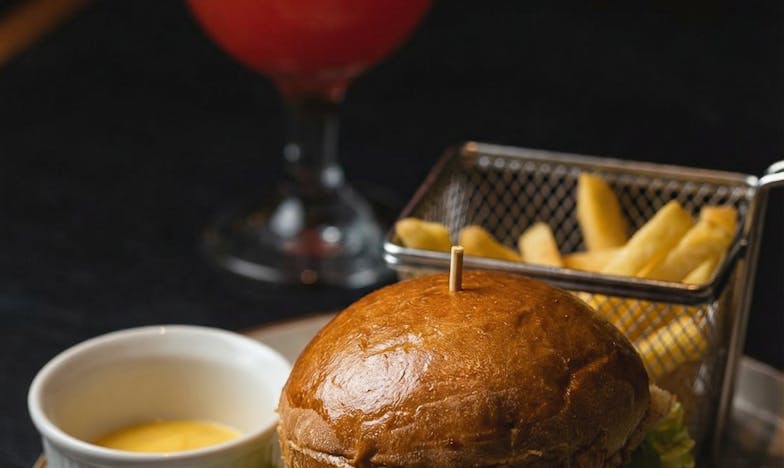 Robe fleurie et larmes sous les projecteurs : Ma nuit de bal qui a tout bouleversé