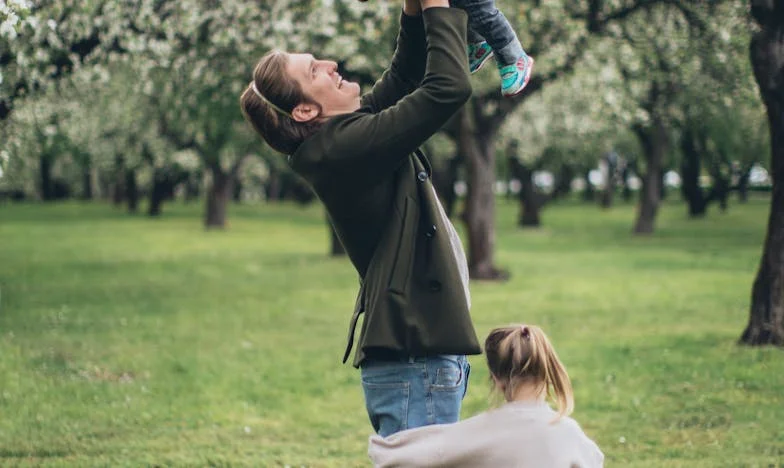 « Tout signer à mon nom ? Pourquoi tu l’as crue ? Elle te trompe ! » – Ma lutte pour ma maison, ma fille et ma dignité après la trahison de mon mari