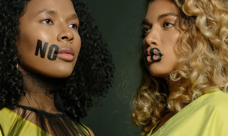 Entre l'amour et le silence : le dilemme d'une grand-mère française