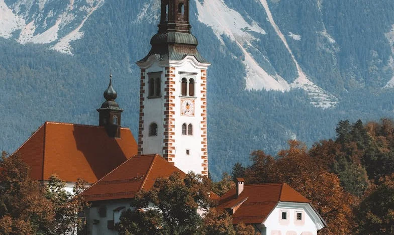 Quand ma belle-mère m’a chassée de ma propre table : une soirée qui a tout changé