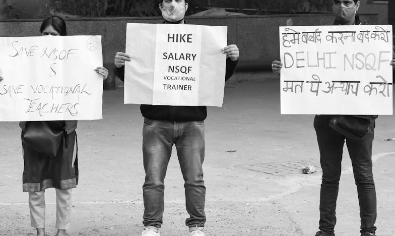 Un Chèque Pour l’Éternité : Le Secret Caché de Mon Premier Salaire