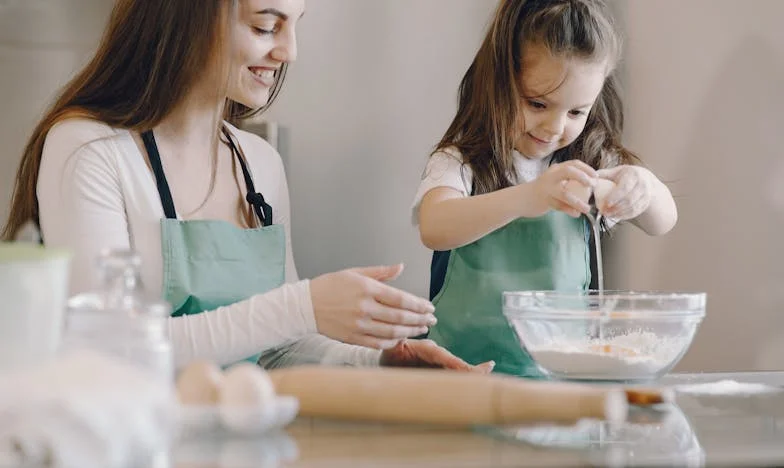 « À cause de toi, on n’arrive plus à joindre les deux bouts » – Histoire d’une fille face à une mère qui blesse plus que la vie