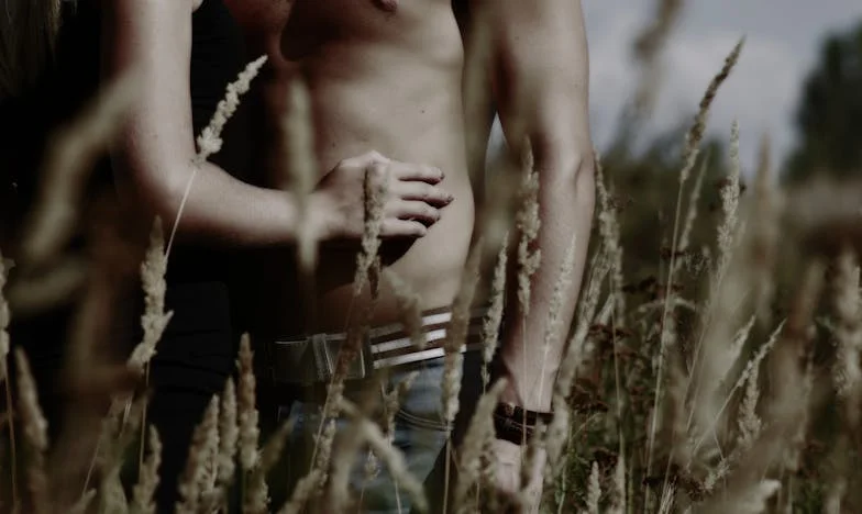 Abandonnée sous la pluie : Histoire d'une femme française entre trahison, espoir et renaissance