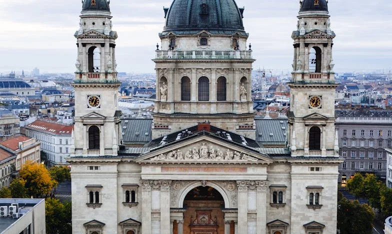 Dans la vie de Nathan, des jumeaux arrivent, mais un mystère assombrit leur bonheur