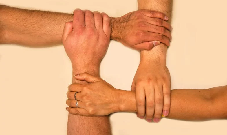 Entre Deux Feux : L’histoire de Claire, Déchirée Entre Sa Famille et la Sienne