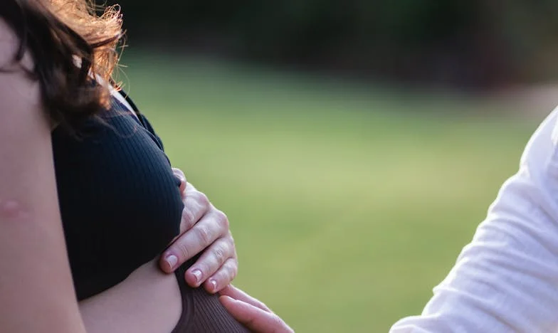 Interdiction maternelle : Quand mon mari m’a empêchée de recevoir l’aide de ma mère après la naissance de notre fille