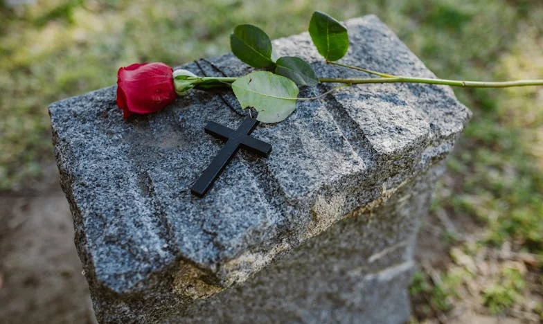 Le voleur de fleurs du cimetière : une leçon de vie à la française