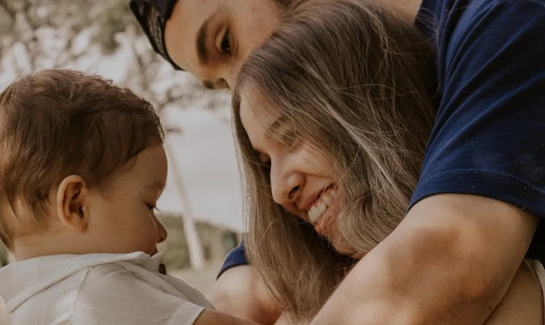 L’enfant sur le seuil : Histoire d’un amour inavoué, de secrets et de pardon