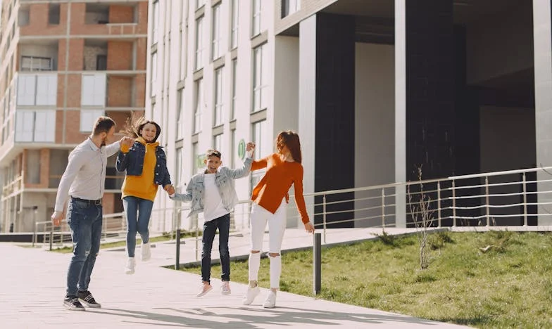 Seule dans la cour : Comment j'ai survécu à la solitude et aux ragots dans une petite ville de province