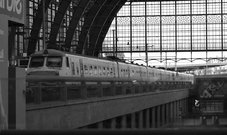 « Si tu ne veux pas t’asseoir avec ma famille, contente-toi de cuisiner et de dresser la table, puis va-t’en ! » – Mon combat pour le respect dans une famille française