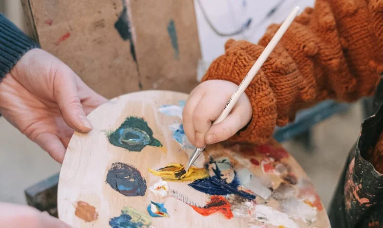 Sous le même toit, des silences brisés