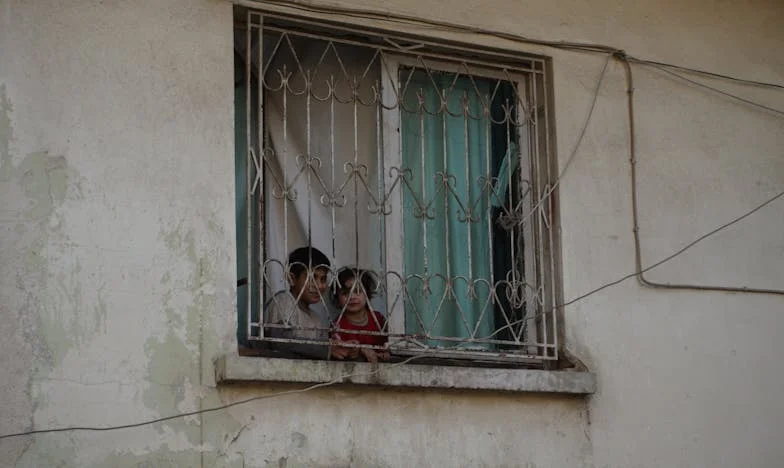 Sous le même toit, sous le même joug : l’histoire de Claire