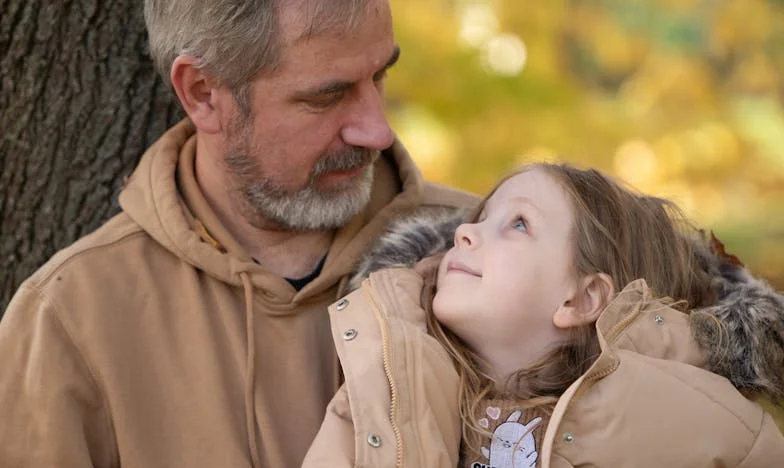 J’ai cru qu’il me trompait avec une plus jeune… Mais il est retourné vers son ex d’il y a 25 ans