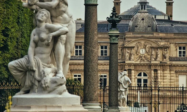 Le Mur Invisible du Luxe : Une Histoire de Divisions Familiales au Cœur de Paris