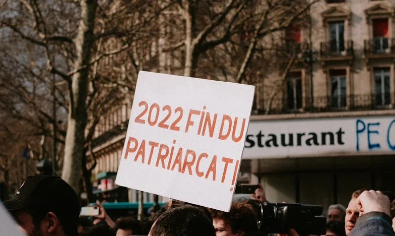 Mon époux, son père et moi : deux ans de silence pour briser les chaînes du passé