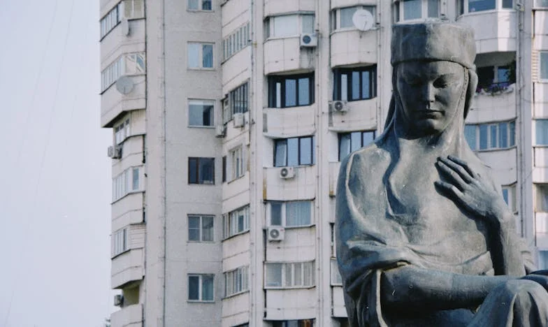 Quand Grand-Père est Venu Vivre Chez Nous : Amour, Conflits et Secrets dans un Petit Appartement Parisien