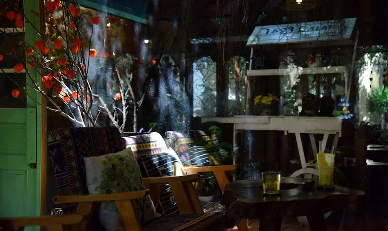 La Abuela de las Mil Historias: Orgullo y Ausencia en la Plaza del Pueblo