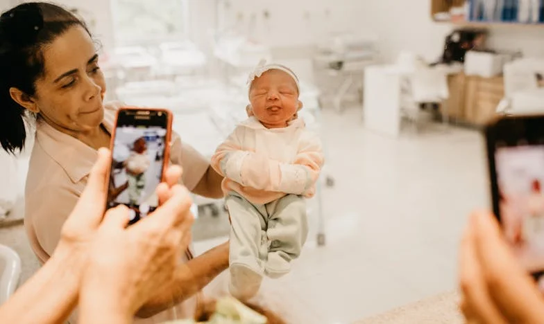 Cuando el amor se convierte en silencio: Historia de una abuela madrileña