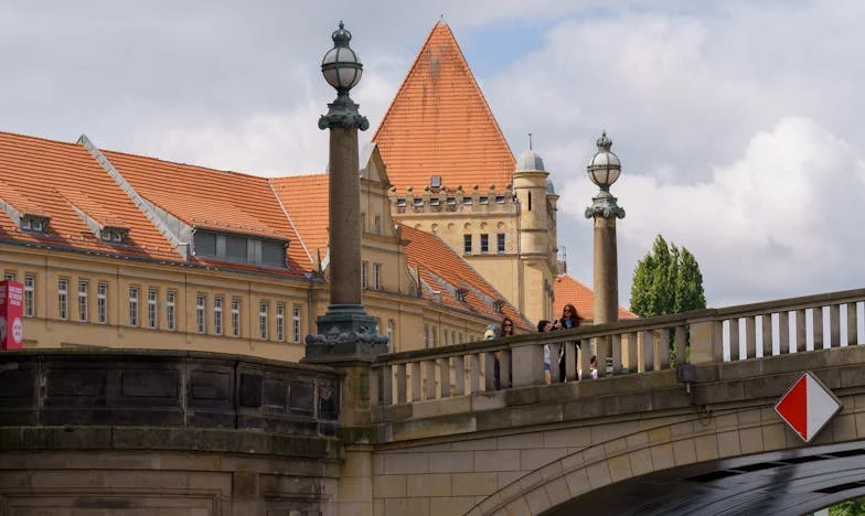 El ascenso que nunca llegó: La historia de Lucía en una oficina madrileña