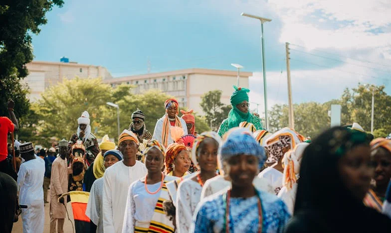 Entre Regalos y Silencios: El Rezo de una Abuela Española